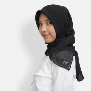 Noir Cornskin Square Hijab - Hitam